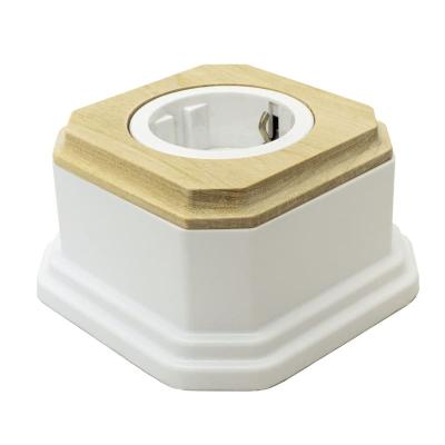 Ретро розетка электрическая Salvador, пластик, наружный монтаж, белый, рамка фигурная некрашеная Ретро розетка электрическая Salvador, пластик, наружный монтаж, белый, рамка фигурная некрашеная