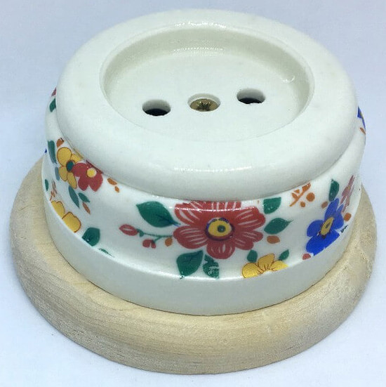 Ретро розетка электрическая Цион, керамика, белый с декором ситец