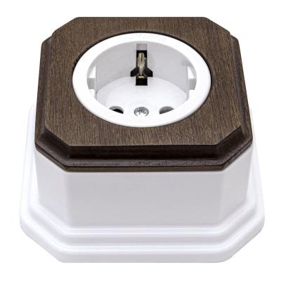 Ретро розетка электрическая Salvador, пластик, наружный монтаж, белый, фигурная рамка дуб коричневый Ретро розетка электрическая Salvador, пластик, наружный монтаж, белый, фигурная рамка дуб коричневый