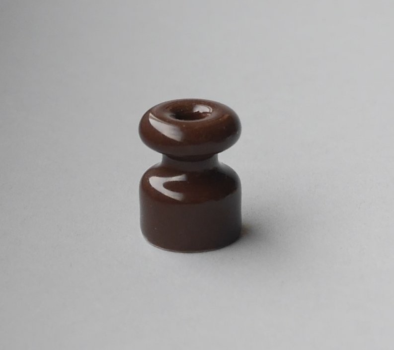 Качественная картинка Изолятор Villaris, размер D19 х H24 мм, керамика, коричневый