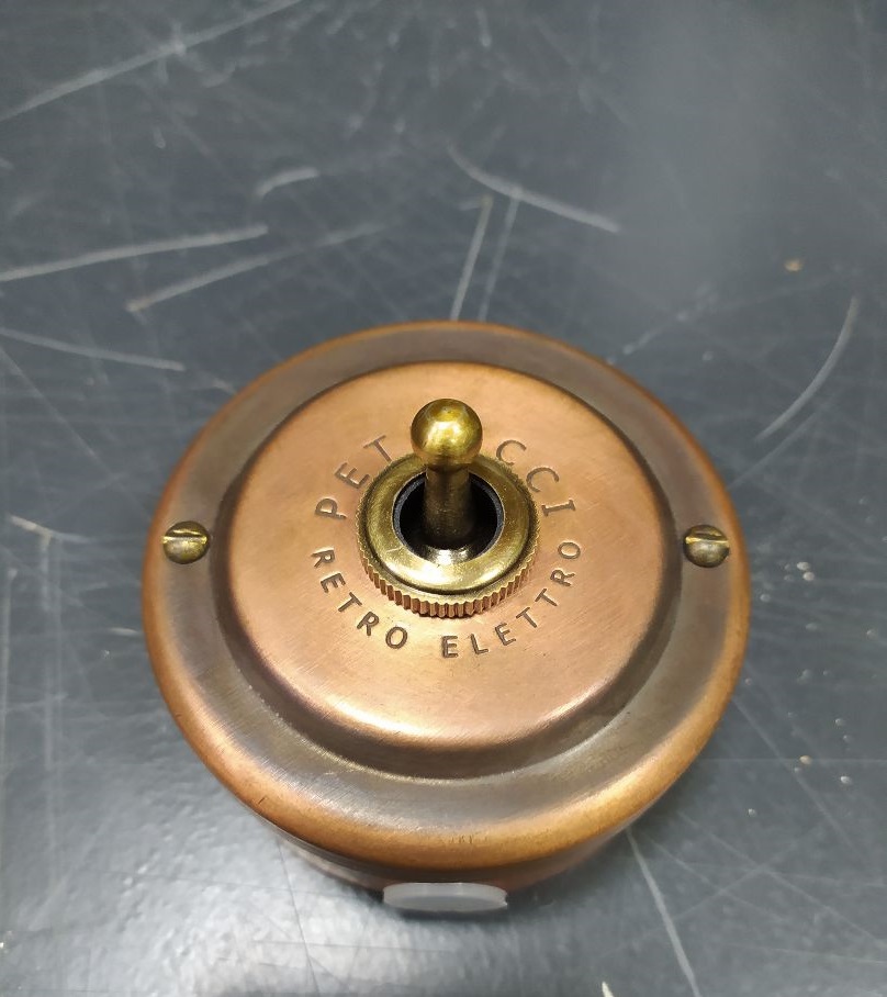 Качественная картинка Ретро выключатель Petrucci, тумблерный, одноклавишный проходной, металл, медь