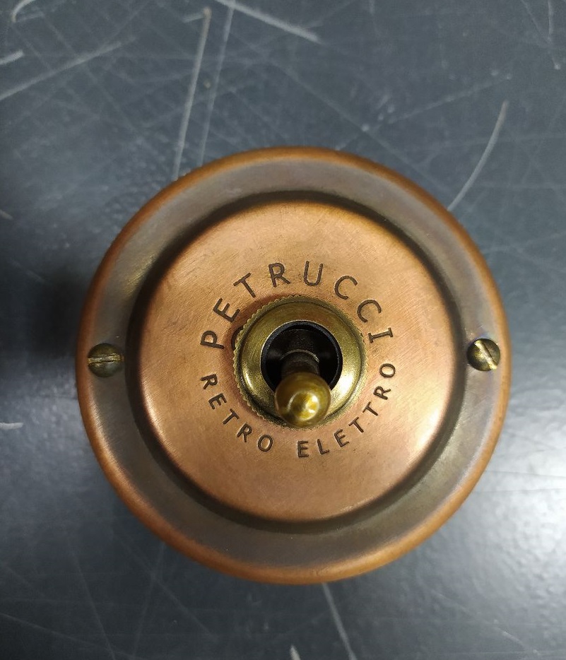 Качественная картинка Ретро выключатель Petrucci, тумблерный, одноклавишный проходной, металл, медь