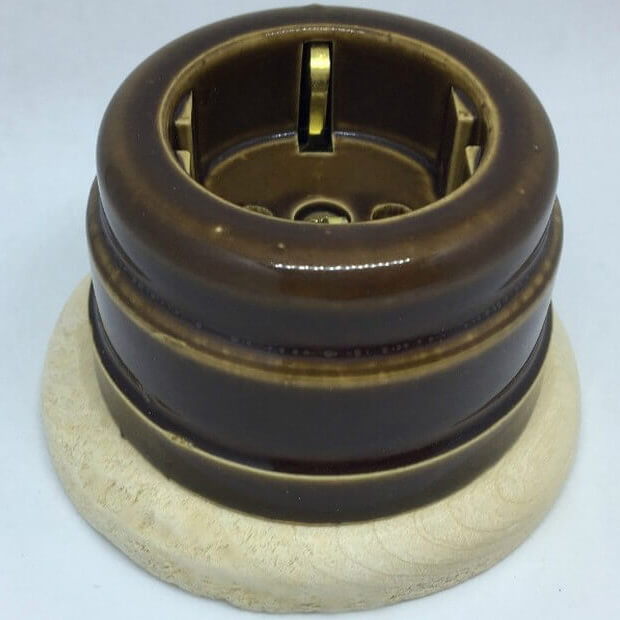 Ретро розетка электрическая Цион, керамика, карамель Качественная картинка Ретро розетка электрическая Цион, керамика, карамель