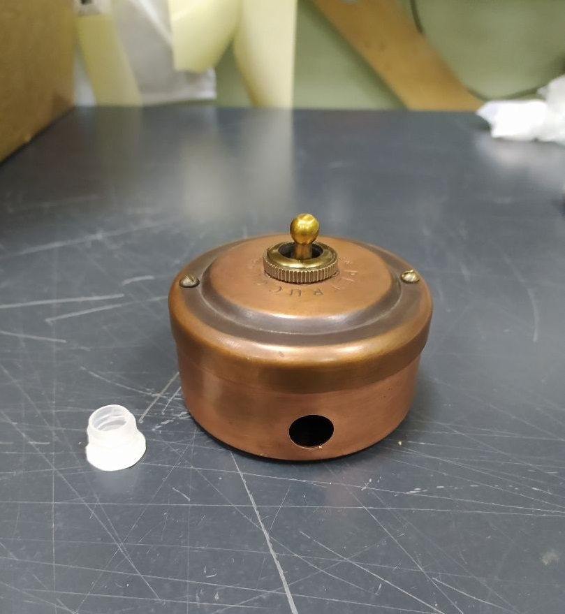 Качественная картинка Ретро выключатель Petrucci, тумблерный, одноклавишный проходной, металл, медь