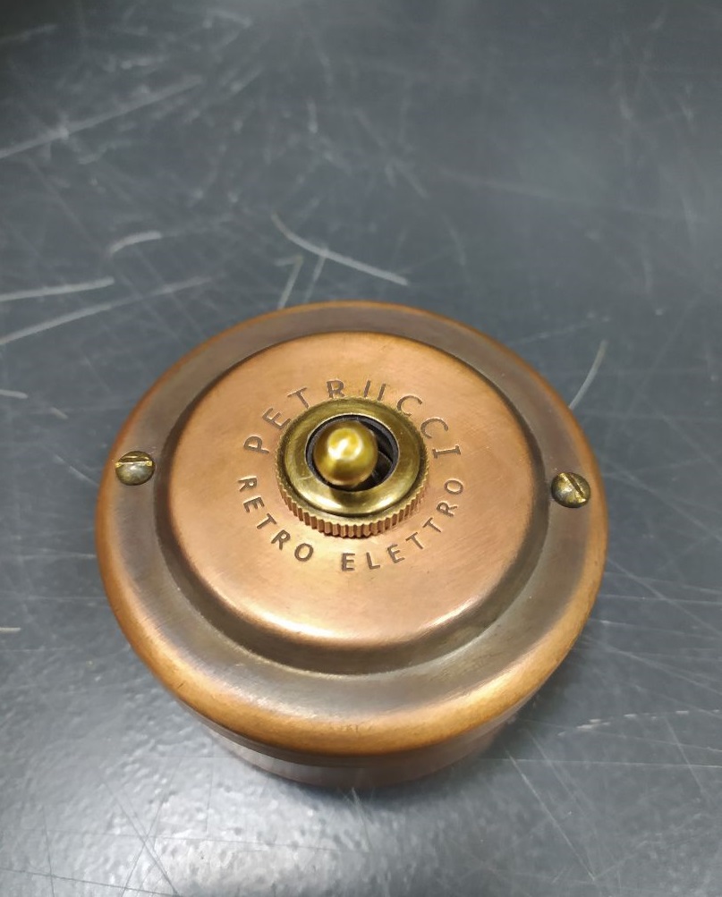 Качественная картинка Ретро выключатель Petrucci, тумблерный, одноклавишный проходной, металл, медь