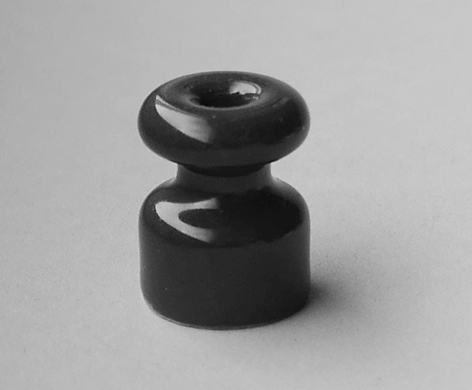 Качественная картинка Изолятор Villaris, размер D19 х H24 мм, керамика, черный