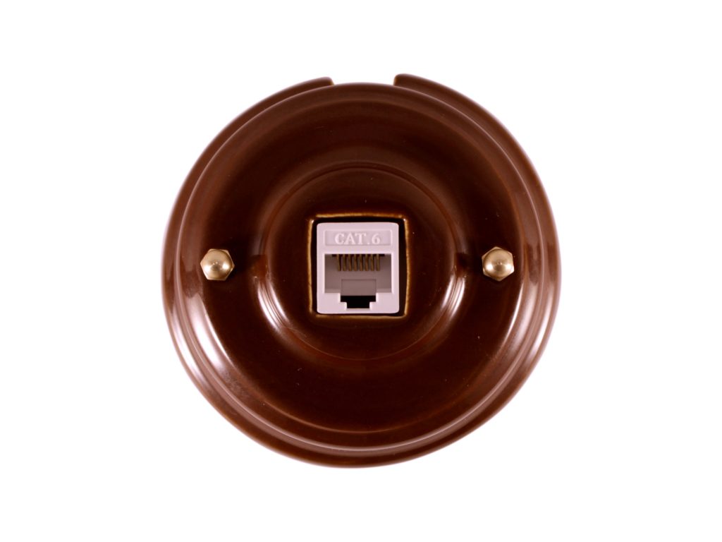 Качественная картинка Ретро розетка компьютерная Леанза фарфор коричневый золотистая фурнитура